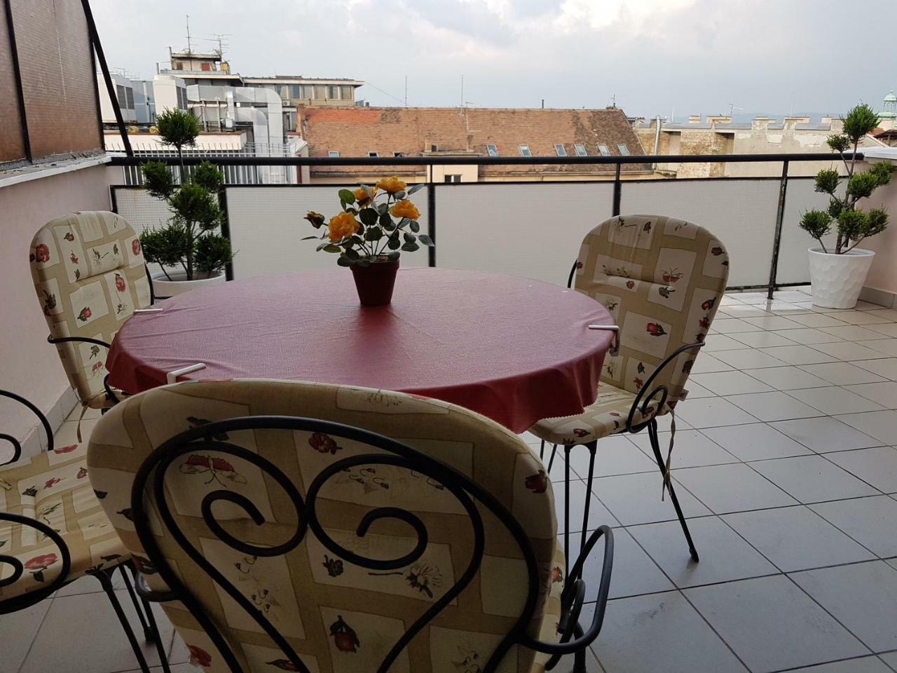 Jolie Apartman *
